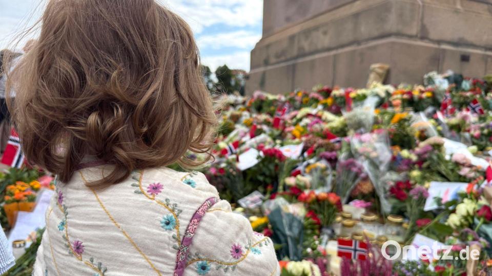 Auch die einjährige Lara hat Blumen für den König abgelegt. Bild: Julia Wäschenbach/dpa