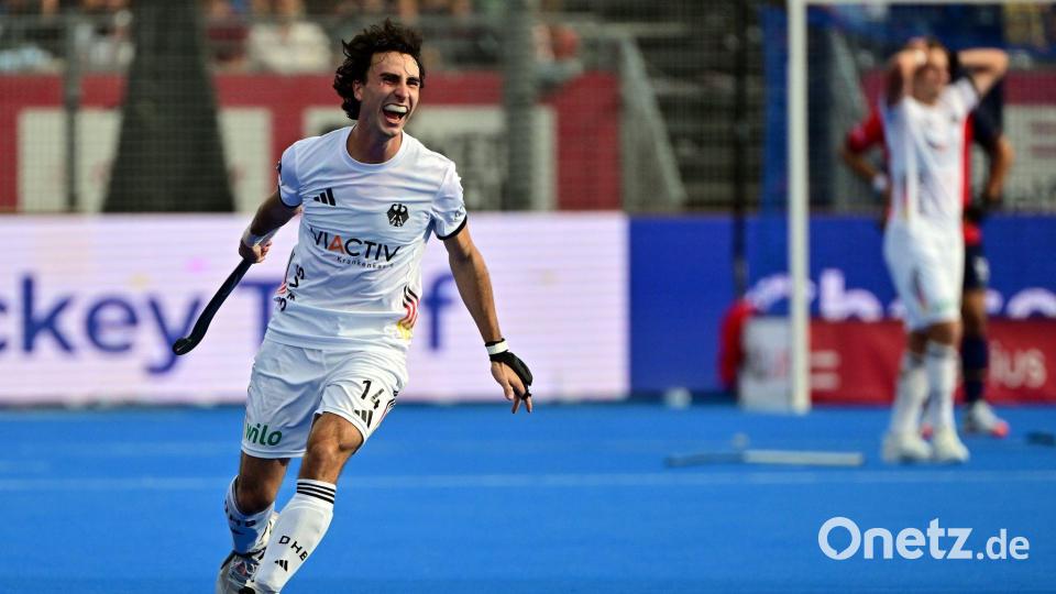 Teo Hinrichs rennt nach dem Abpfiff jubelnd über den Platz in der Hockey-Arena. Bild: Dirk Waem//dpa