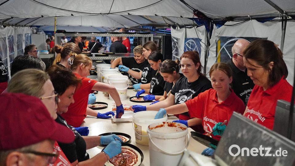 Ohne die freiwilligen Helferinnen und Helfer würde beim Pizzafest nichts gehen. Bild: Jürgen Masching
