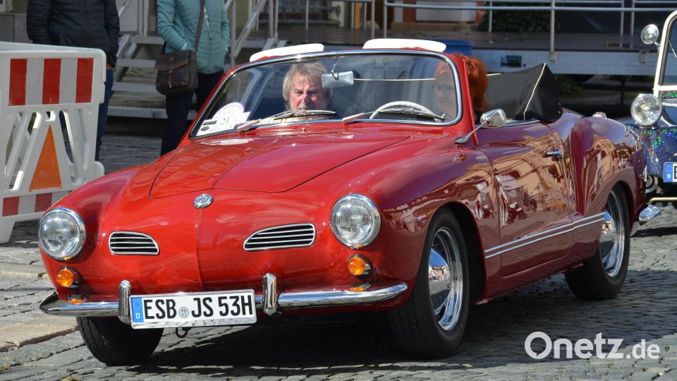 Mehrere Karmann Ghia Typ 14 sorgten mit ihren eleganten Formen und dem typischen Rot für Aufmerksamkeit. Bild: Arnold Koch