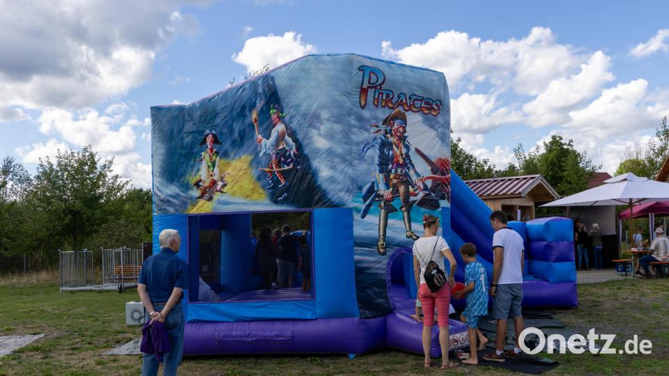 Eine Hüpfburg durfte beim Familienfest natürlich nicht fehlen. Vor allem die jüngsten Gäste nahmen das Angebot begeistert an. Bild: Roland Wellenhoefer