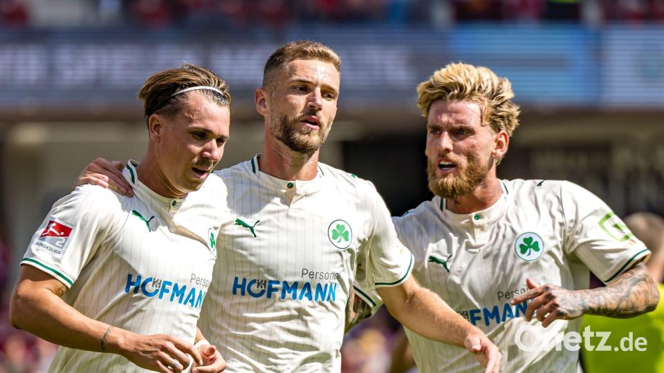 Die Fürther sind nach dem ersten Saisonsieg erleichtert. Bild: Frank Hammerschmidt/dpa