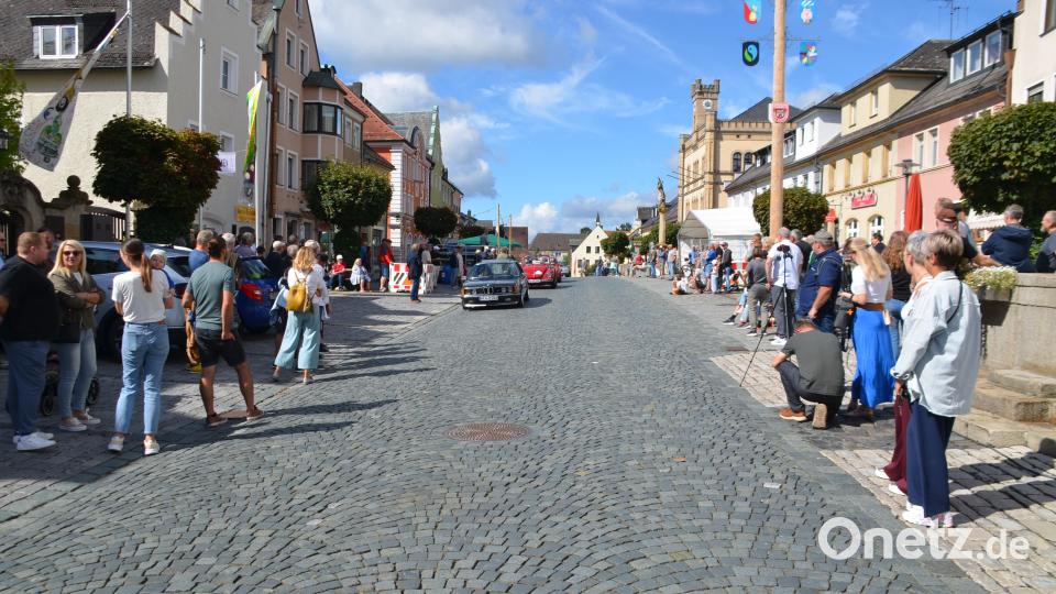 Die Besucher verfolgten die Präsentation der historischen Fahrzeuge und Motorräder. Bild: Arnold Koch