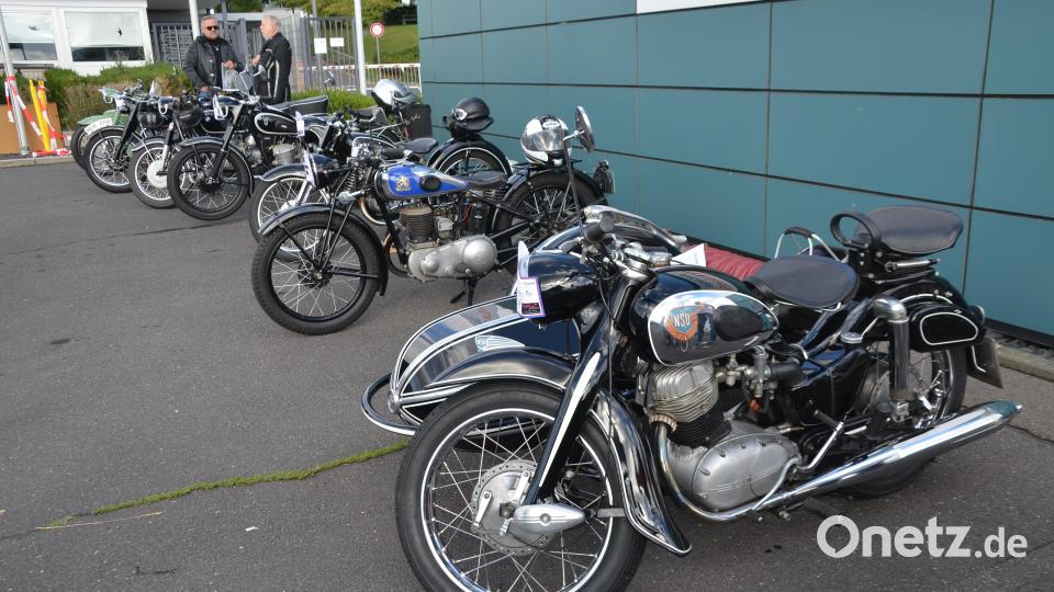 Bei strahlenden Klassikern und historischen Motorrädern kamen nicht nur Oldtimerfans auf ihre Kosten. Bild: Arnold Koch