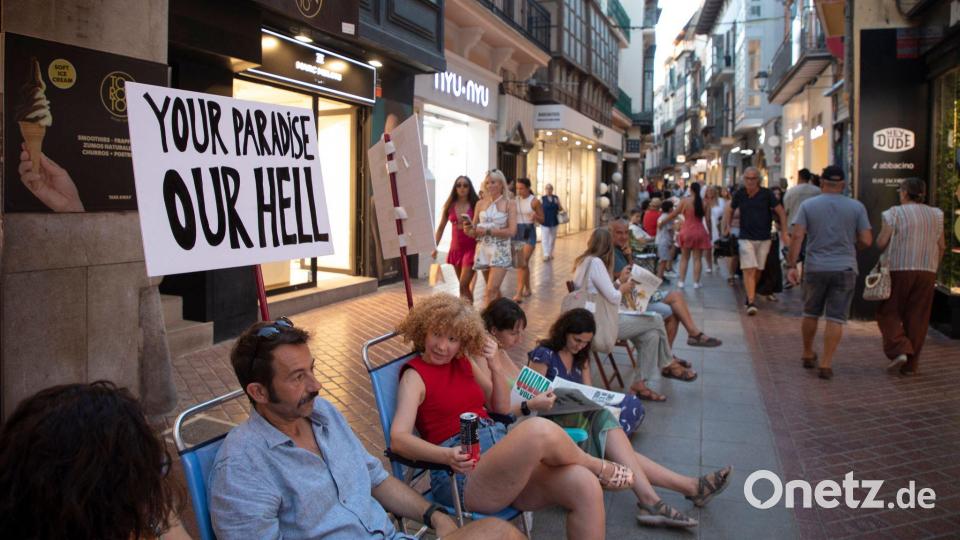 In Palma demonstrierten nach Polizeiangaben rund 1.000 Einheimische gegen die Folgen des Massentourismus. Bild: Clara Margais/dpa