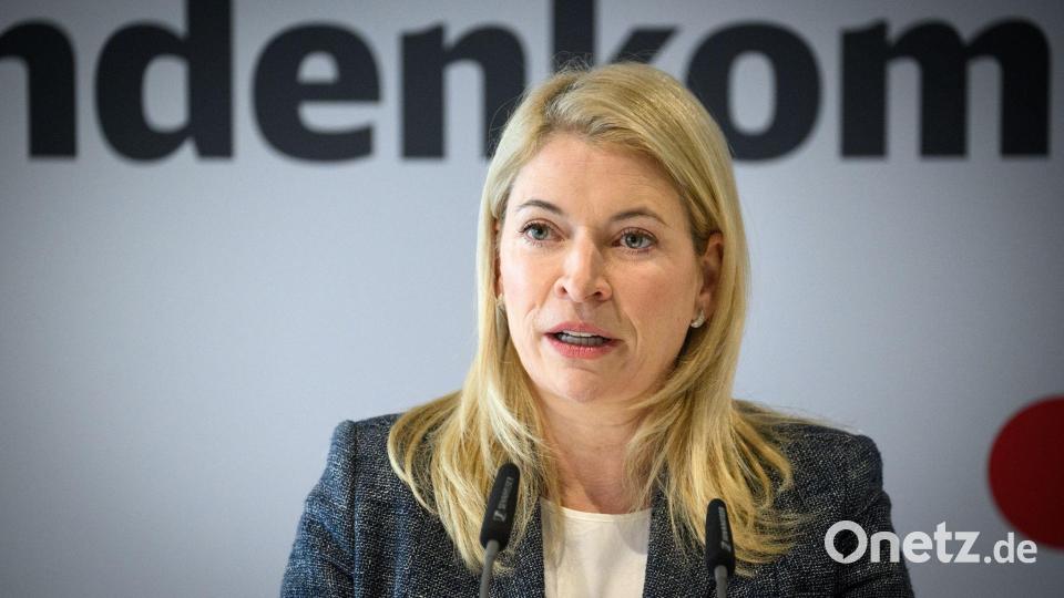 Bahnchefin Palla: „Der Schmutz muss weg.“ Bild: Bernd von Jutrczenka/dpa