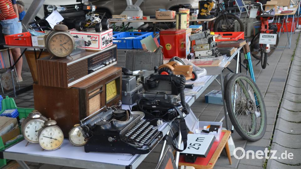 Mit viel Liebe zum Detail wurde nach seltenen Ersatzteilen und automobilen Schätzen gestöbert. Bild: Arnold Koch