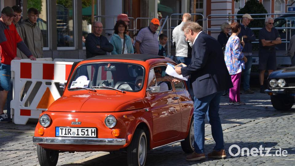 Klein, knallrot und gerade einmal 525 Kilogramm schwer: Dieser Fiat 500 aus dem Jahr 1975 war ein Publikumsliebling. Bild: Arnold Koch