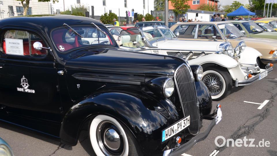 Chrom, Lack und jede Menge automobile Geschichte sorgten bei der Schauvorfahrt für staunende Blicke. Bild: Arnold Koch