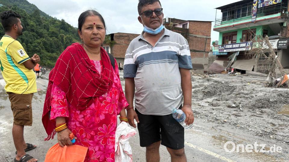 „Alles ist von Schlamm begraben“, sagt die 50-jährige Bhagawati Khatiwada, die früher ein Schreibwarengeschäft im Ort betrieb. Bild: Dirk Godder/dpa
