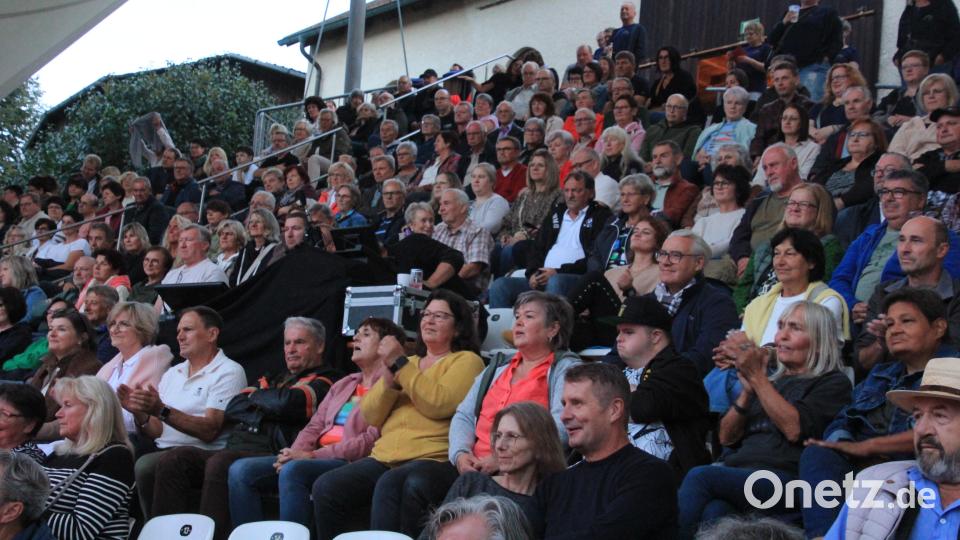 Rund 270 Besucher waren zu diesem Konzert auf der Freilichtbühne in Bärnau gekommen. Bild: Konrad Rosner