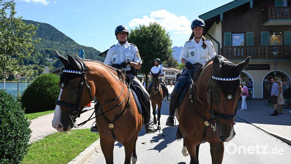 Auch die Reiterstaffel der Polizei war vor Ort. Bild: Felix Hörhager/dpa
