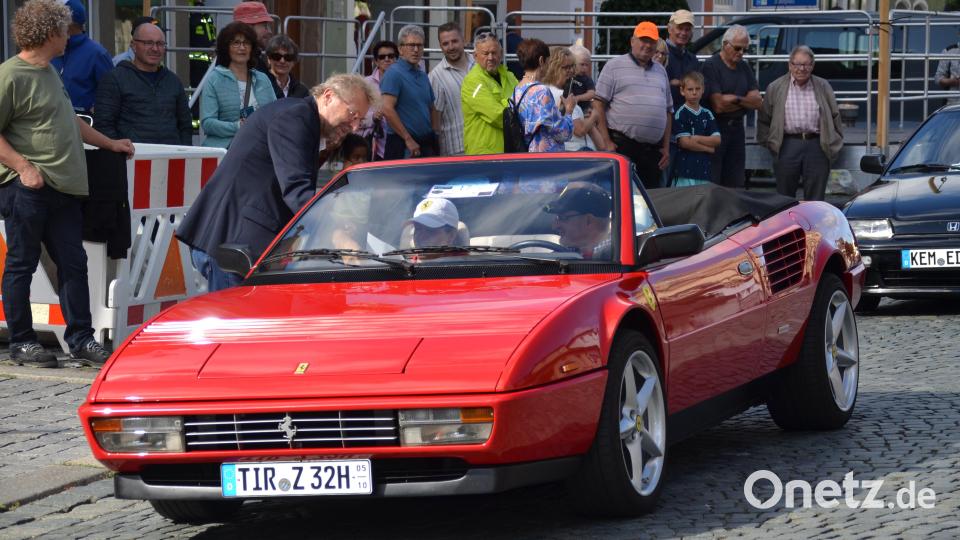 Auch ein Ferrari durfte beim Schaulaufen der besonderen Klassiker nicht fehlen. Bild: Arnold Koch