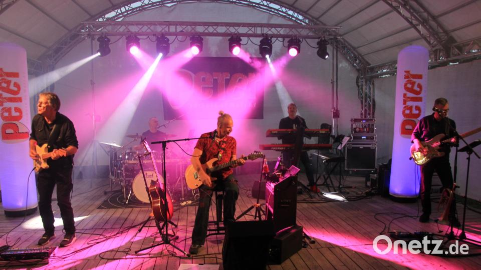 Ossi Mark bot mit seiner Band ein tolles Konzert auf der Freilichtbühne in Bärnau. Bild: Konrad Rosner
