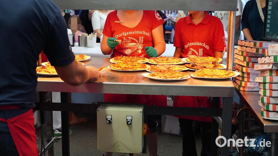 Wieder gingen etliche Köstlichkeiten über den Tresen in Altendorf. Bild: Jürgen Masching