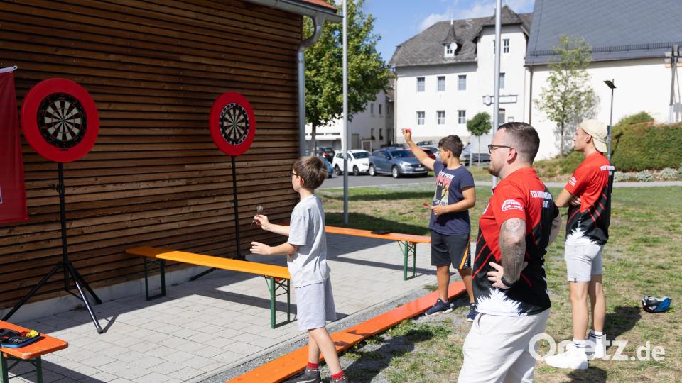 Die Faszination des Dartsports zeigte sich schon bei den jüngsten Besuchern des Vereinsjubiläums: Mit großer Begeisterung versuchten sie sich an der Scheibe. Bild: Roland Wellenhoefer