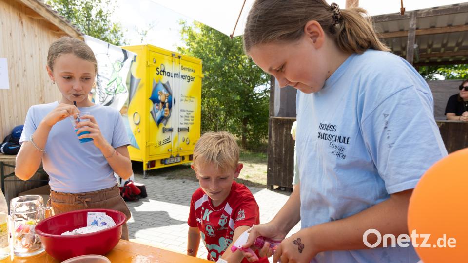 Bunte, abwaschbare Tattoos sorgten bei den kleinen Besuchern für Spaß und waren zugleich ein beliebtes Andenken an das Jubiläumsfest. Bild: Roland Wellenhoefer