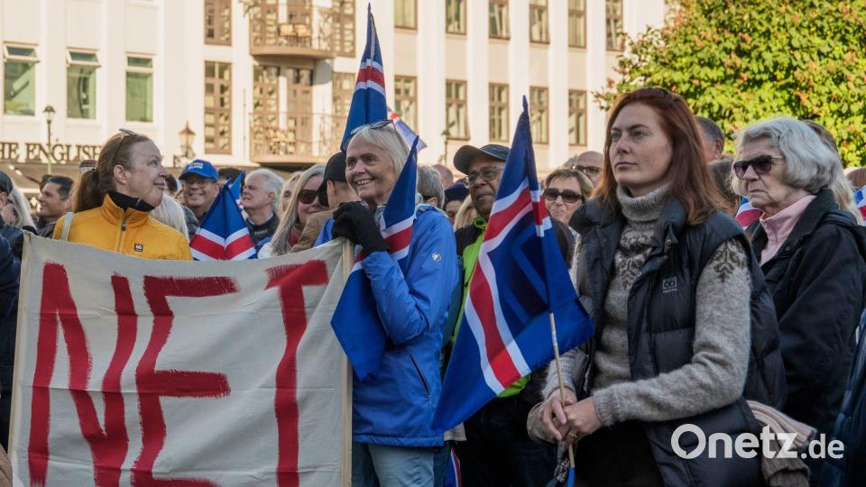 Menschen halten ein Transparent mit der Aufschrift „Nein“ hoch. (Archivbild) Bild: Marco Di Marco/AP/dpa