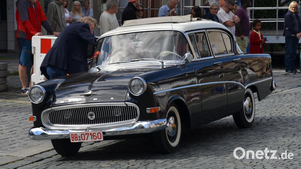 Der Opel Rekord weckte bei vielen Oldtimerfreunden Erinnerungen an die automobile Vergangenheit. Bild: Arnold Koch