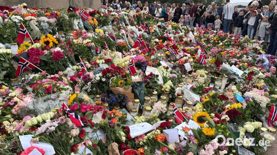 Ein Blumenmeer säumt den Schlossplatz in Oslo nach dem Tod des norwegischen Monarchen. Bild: Julia Wäschenbach/dpa