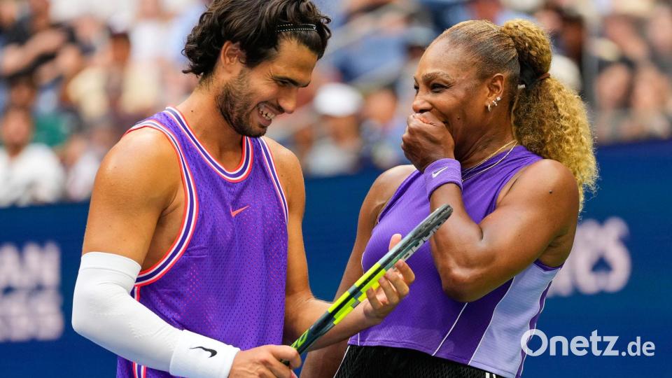 Carlos Alcaraz und Serena Williams hatten beim gemeinsamen Mixed-Auftritt mächtig Spaß. (Archivbild) Bild: Yuki Iwamura/AP/dpa