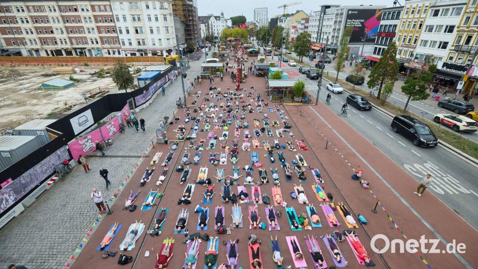 Yoga auf der Reeperbahn Bild: Georg Wendt/dpa