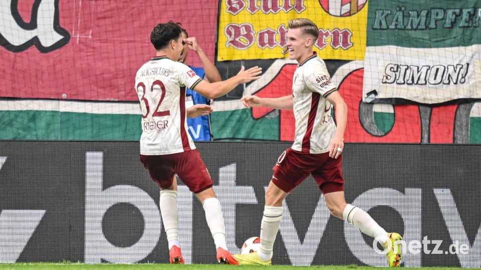 Augsburgs bester Mann gegen Schalke: Matchwinner Kade (r.) Bild: Harry Langer/dpa