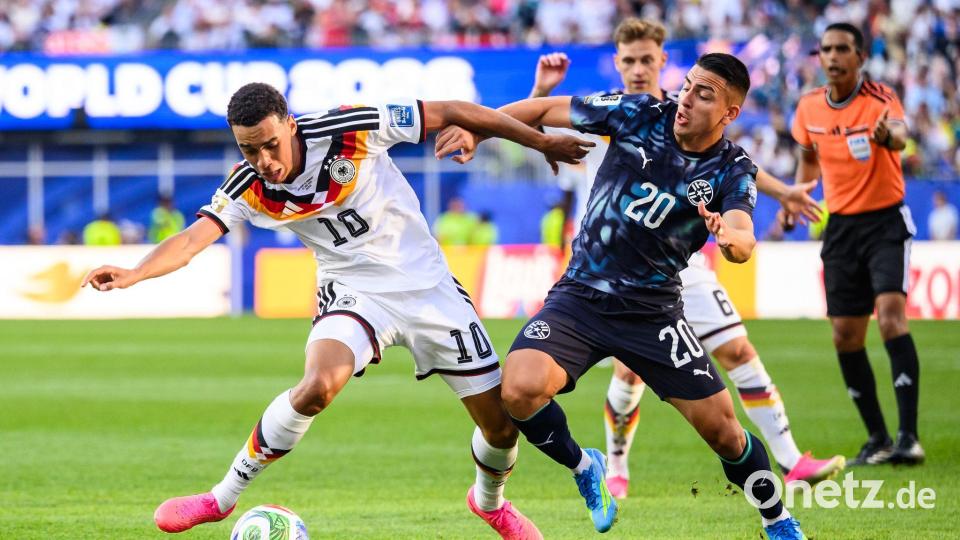 Jamal Musiala (l) bekam eine aufmunternde und beruhigende Nachricht vom Bundestrainer. (Archivild) Bild: Tom Weller/dpa
