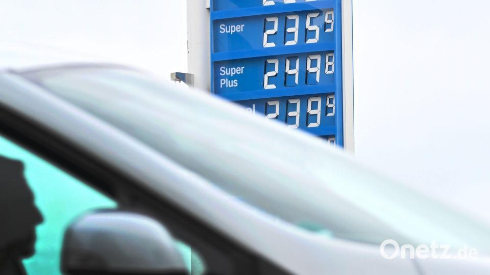 Der Krieg im Iran hat Öl verteuert, das bekommen Autofahrer hierzulande an der Tankstelle zu spüren. Bild: Bernd Weißbrod/dpa