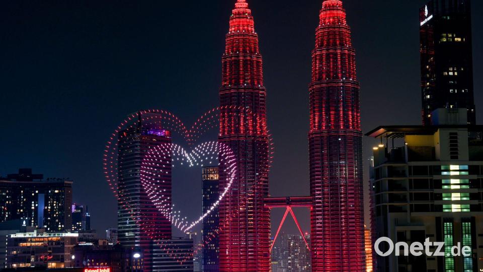 Kuala Lumpur: Petronas-Zwillingstürme mit Drohnen-Show vor Malaysias Unabhängigkeitstag am 31. August Bild: Chen Zeguo/XinHua/dpa
