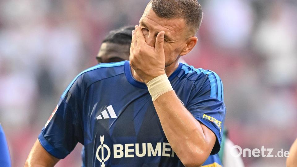Der eingewechselte Edin Dzeko konnte in Unterzahl auch nichts mehr an Schalkes Niederlage ändern. Bild: Harry Langer/dpa