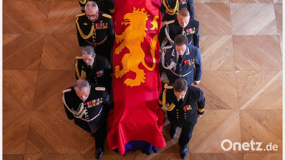 Letzte Ehre: Sarg des norwegischen Königs Harald V. wird in die Schlosskapelle überführt. Bild: Javad Parsa/NTB/dpa