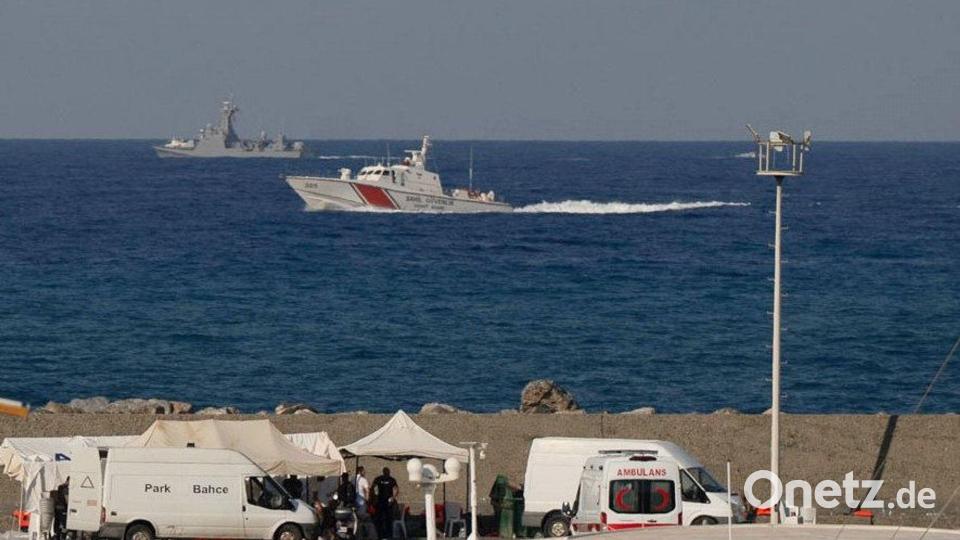 Die Suche nach Überlebenden des Fährunglücks geht weiter. Bild: Nedim Enginsoy/AP/dpa