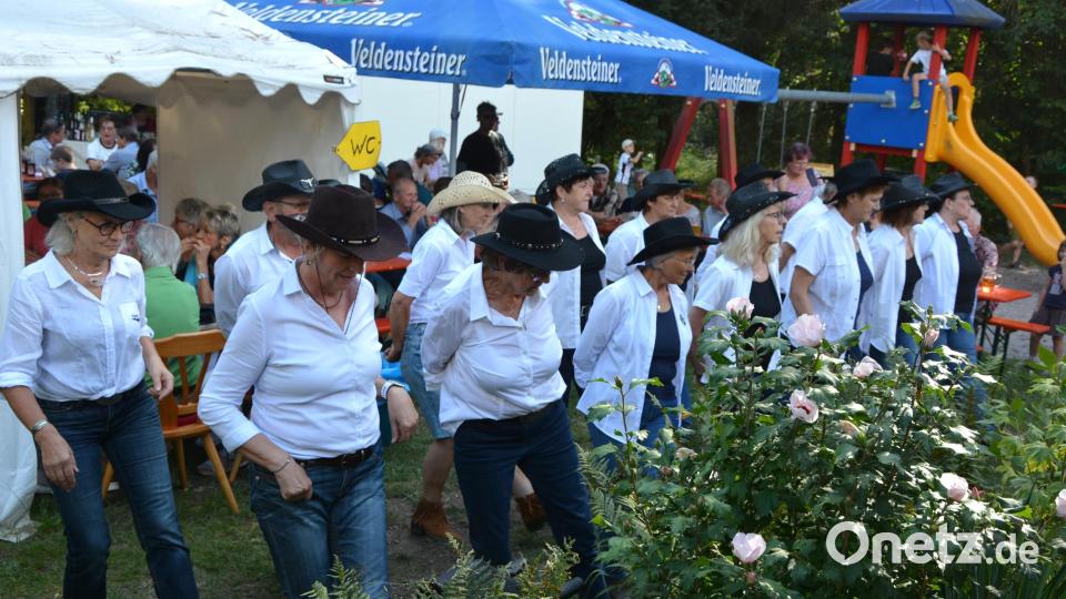 Die Linedancer "Spirit of Linedance" waren eine Bereicherung beim Sommerfest des Oberpfälzer Waldvereins Tirschenreuth. Bild: Josef Rosner