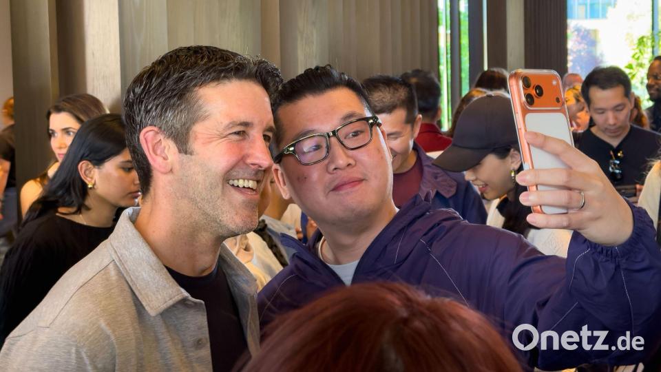 Am Rande der Entwicklerkonferenz WWDC im Juni musste John Ternus, damals noch designierter Apple-Chef, für viele Selfies posieren. (Archivbild) Bild: Andrej Sokolow/dpa