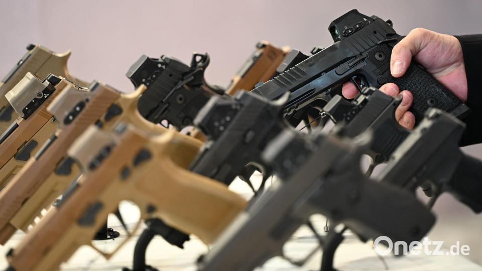 Konkurrent Sig Sauer fertigt Pistolen, die er bei der Waffenmesse Eurosatory zur Schau stellte. Bild: Wolf von Dewitz/dpa