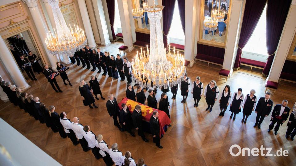 Mitarbeiter des Schlosses bildeten ein Spalier. Bild: Stian Lysberg Solum/NTB/dpa