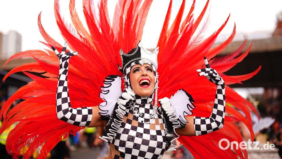 London: Farbenrausch beim Notting-Hill-Karneval – Karnevalisten feiern das 60-jährige Jubiläum Bild: Aaron Chown/PA Wire/dpa