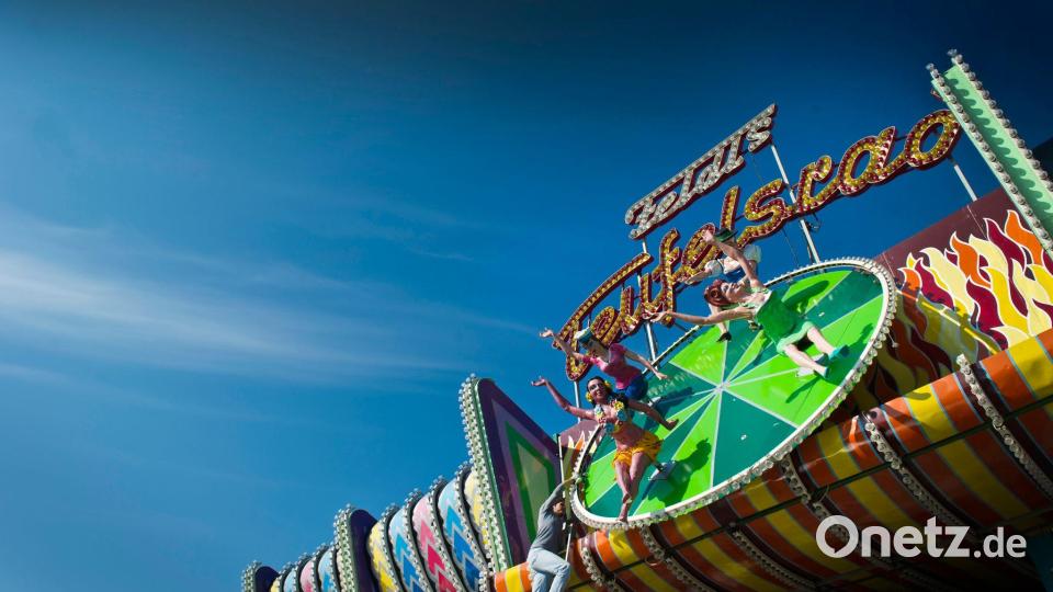 Das Teufelsrad auf dem Münchner Oktoberfest hat die Figuren über dem Eingang überarbeitet. Hier sind sie im ursprünglichen Zustand zu sehen. Bild: picture alliance / dpa