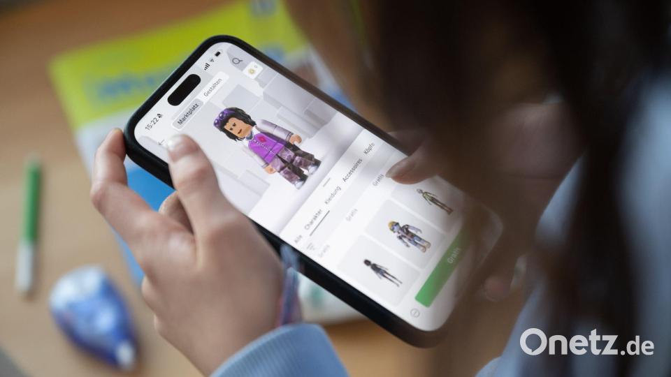 Die Spieleplattform Roblox ist auch bei Kindern und Jugendlichen beliebt. (Archivbild) Bild: Marijan Murat/dpa