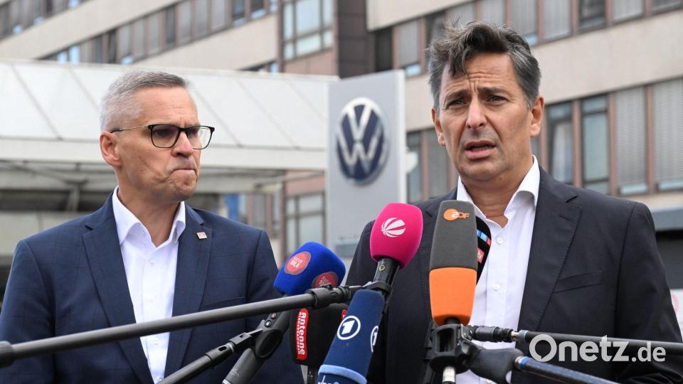Hannover: IG-Metall-Bezirksleiter Gröger und Betriebsratschef Christidis (r) sprechen vor VW Nutzfahrzeuge-Werk Bild: Julian Stratenschulte/dpa