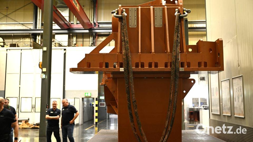 Ein 12 Tonnen schweres Stahlgehäuse für das Getriebe eine Fregatte. Bild: Wolf von Dewitz/dpa