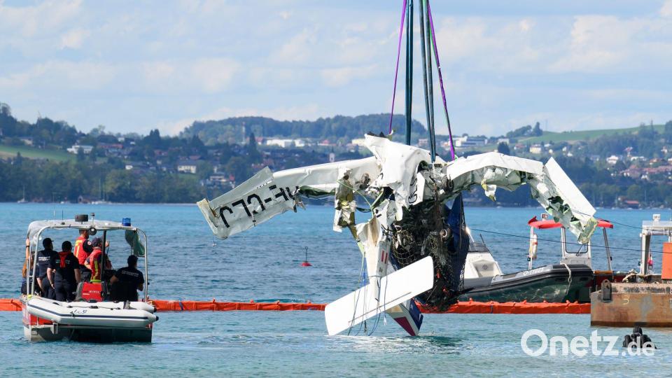 In einer herausfordenden Bergeaktion konnte das Wrack gehoben werden. Bild: Fotokerschi/Werner Kerschbaummay/APA/dpa