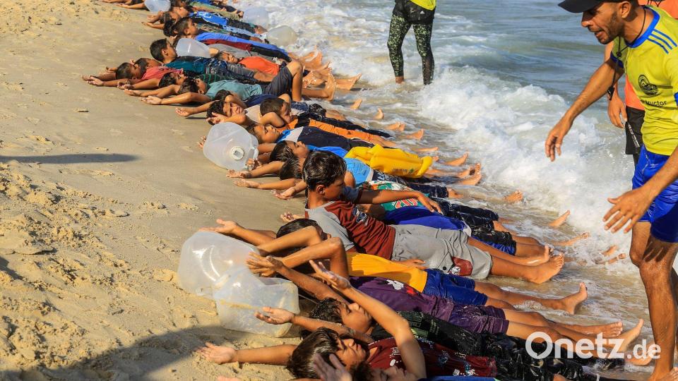Seit dem Sommer findet das Schwimmtraining im Gazastreifen wieder statt, seitdem haben Hunderte Kinder schwimmen gelernt. Bild: Abed Rahim Khatib/dpa