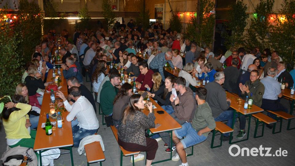 Blick in die Festhalle am ehemaligen Raiffeisenareal: Die Bänke waren vollbesetzt, es herrschte gute Stimmung. Bild: Josef Rosner