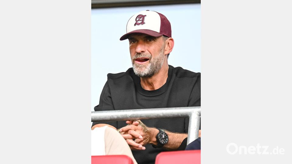 Tribünengast Jürgen Klopp schaut beim Augsburger Sieg gegen Schalke genau hin. Bild: Harry Langer/dpa