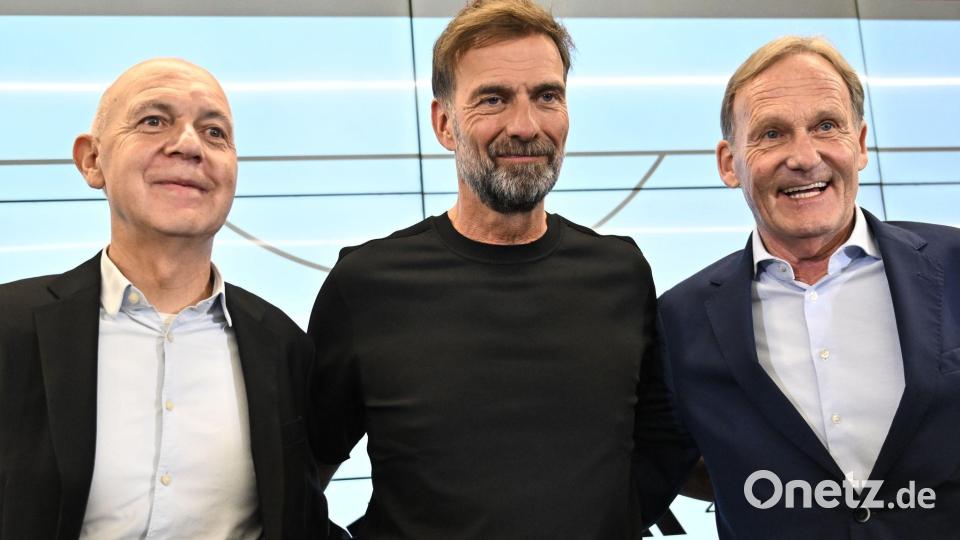 Jürgen Klopp posiert mit der DFB-Spitze bei seiner Vorstellung. (Archivbild) Bild: Florian Wiegand/dpa