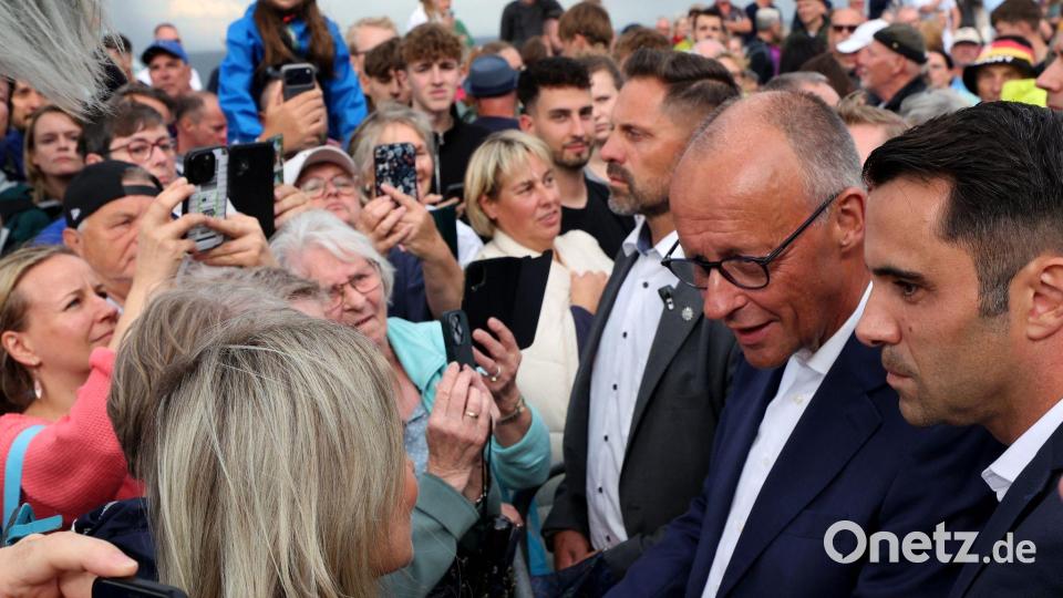 Ein Besuch an einem Wahlkampfstand in Kühlungsborn ist der Wahlkampfauftakt für Merz im Osten. Bild: Bernd Wüstneck/dpa