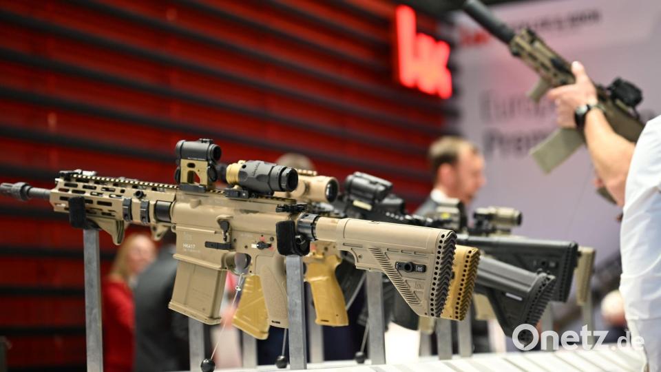 Sturmgewehre, die HK bei der Waffenmesse Eurosatory in Paris vorgestellt hat. Bild: Wolf von Dewitz/dpa