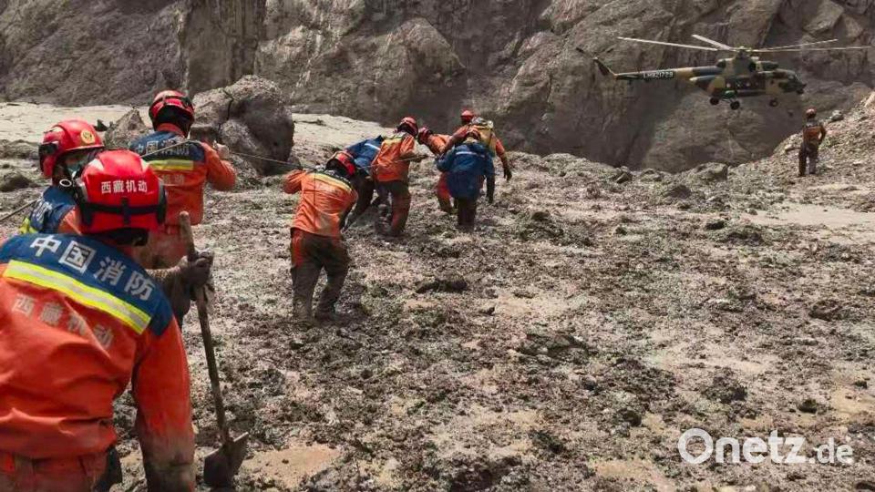 Spezialteams aus China und Indien suchen an einem Tunnel nach Opfern. Bild: Lhasa fire/Xinhua/AP/dpa